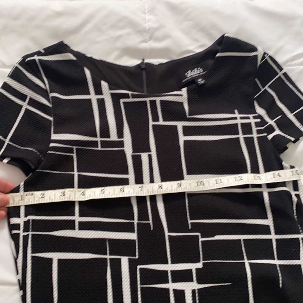 black and white body shape dress - Picture 8 of 10